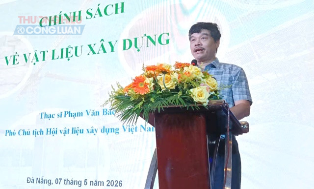 Ông Phạm Văn Bắc - Phó Chủ tịch Hội Vật liệu xây dựng Việt Nam phát biểu tham luận tại Hội thảo.