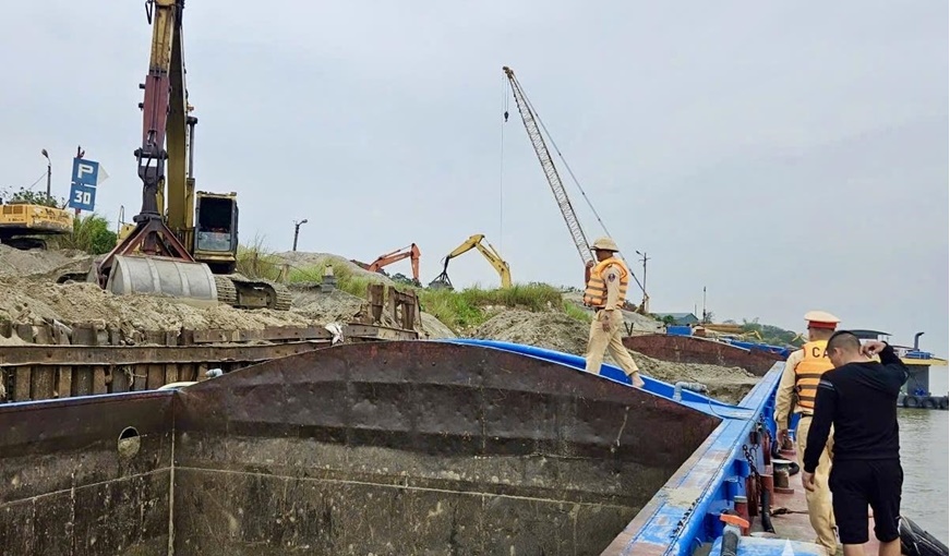 Lực lượng chức năng kiểm tra bến vật liệu đang tổ chức bốc xếp h&agrave;ng từ phương tiện thủy l&ecirc;n bờ. Tại thời điểm kiểm tra, tr&ecirc;n phương tiện mang số đăng k&yacute; PT-3170 c&oacute; 3 người l&agrave;m việc gồm thuyền trưởng Trần Văn T. (S