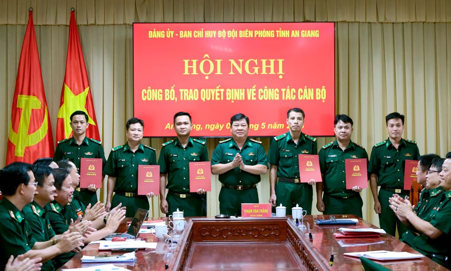 Đại t&aacute; Phạm Văn Thắng, Ph&oacute; Chỉ huy trưởng Bộ Chỉ huy Qu&acirc;n sự tỉnh, Chỉ huy trưởng Ban Chỉ huy Bộ đội Bi&ecirc;n ph&ograve;ng tỉnh An Giang trao quyết định cho c&aacute;c đồng ch&iacute;.
