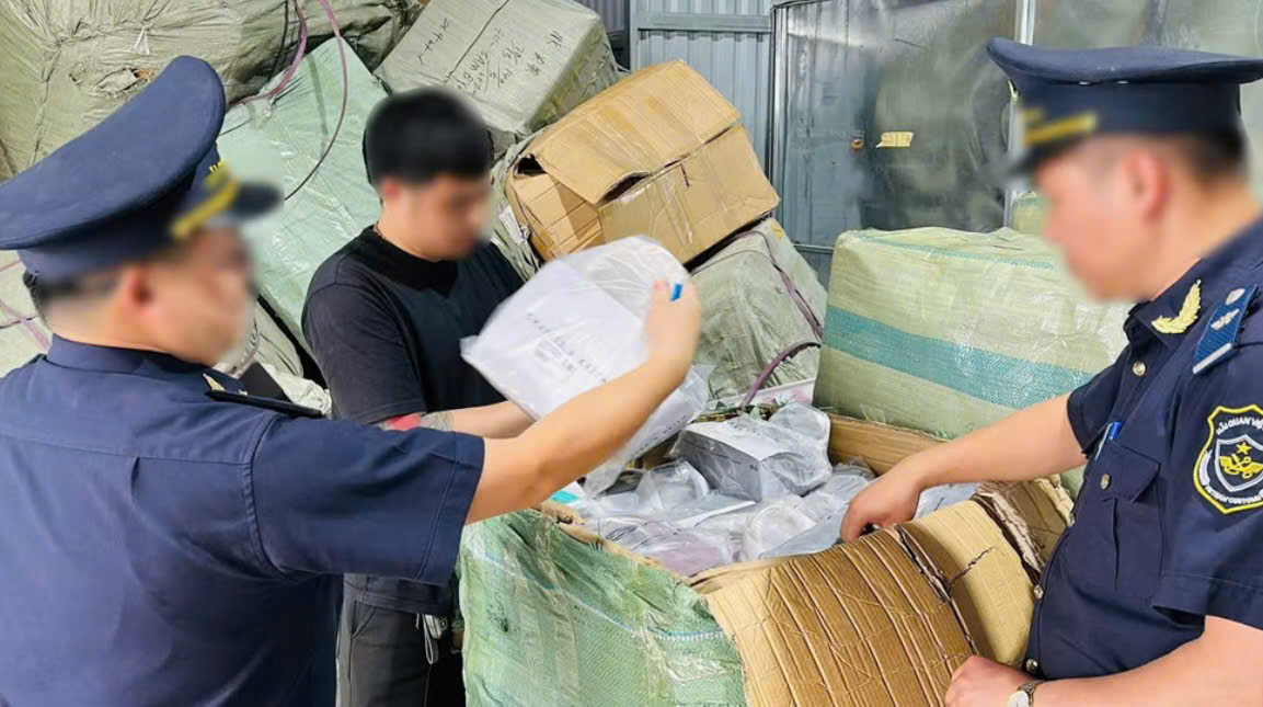 Lực lượng Hải quan kiểm tra hàng hóa nghi xâm phạm sở hữu trí tuệ tại cửa khẩu Hữu Nghị. Lực lượng Hải quan kiểm tra hàng hóa nghi xâm phạm sở hữu trí tuệ tại cửa khẩu Hữu Nghị.