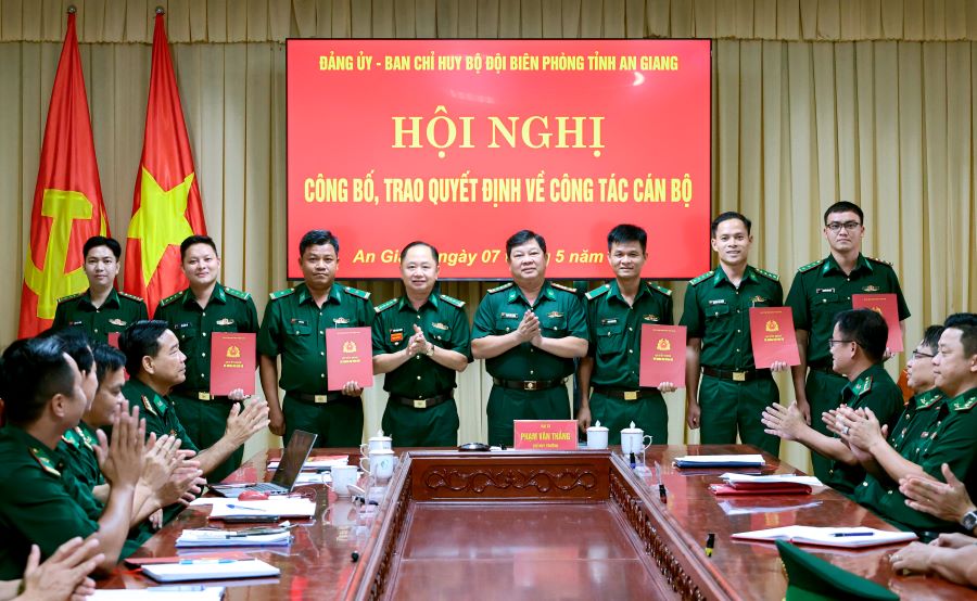 Bộ đội Biên phòng An Giang trao quyết định về công tác cán bộ