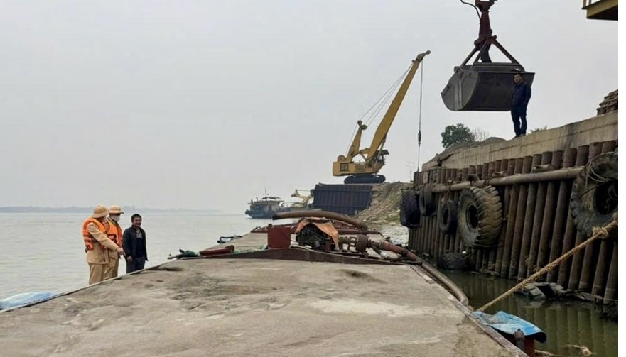 Hà Nội mạnh tay xử lý bến bãi vật liệu xây dựng trái phép trên sông Hồng
