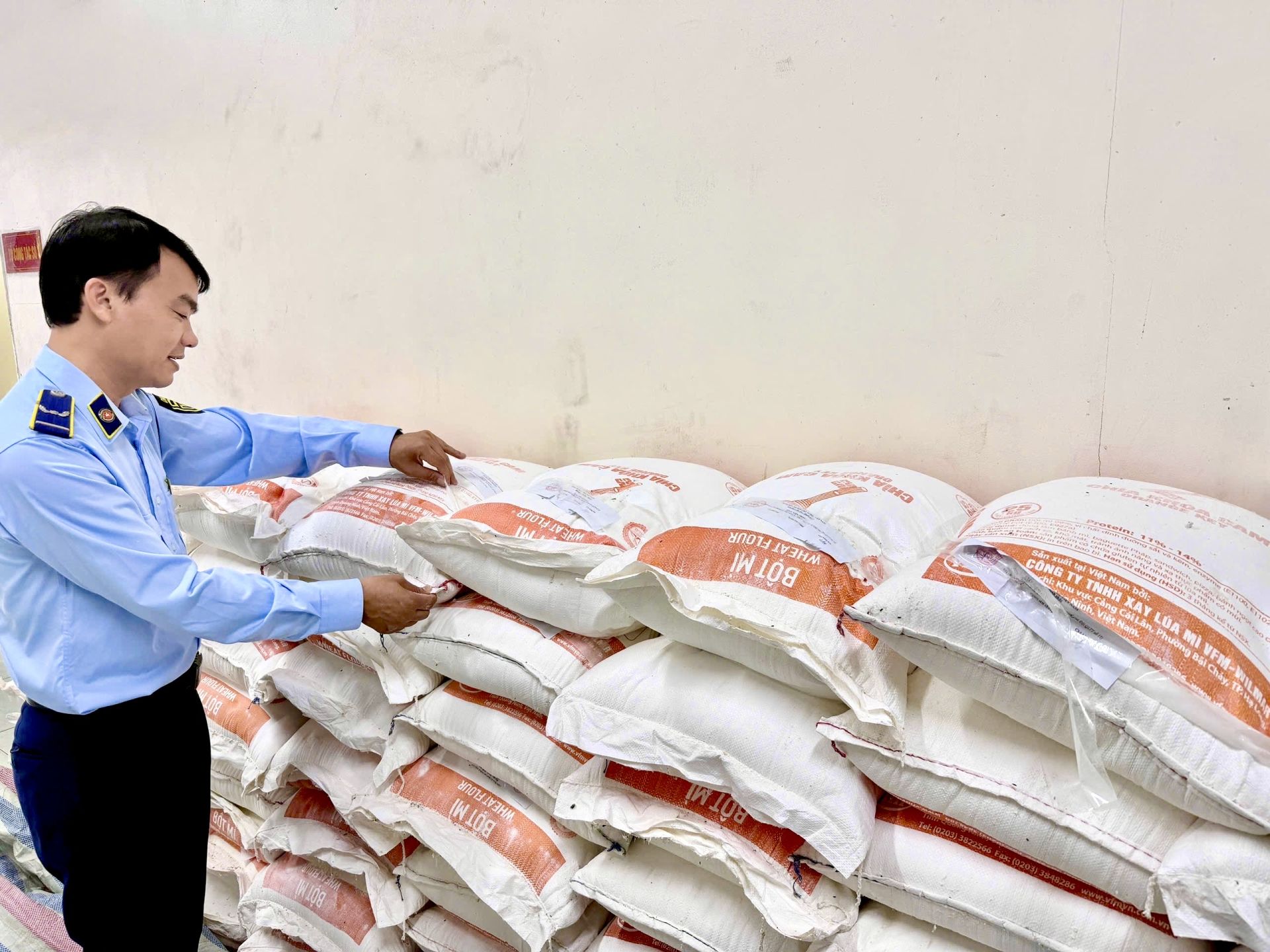 Lực lượng Quản lý thị trường TP Hà Nội kiểm tra hàng hóa tại cơ sở kinh doanh Lực lượng Quản lý thị trường TP Hà Nội kiểm tra hàng hóa tại cơ sở kinh doanh
