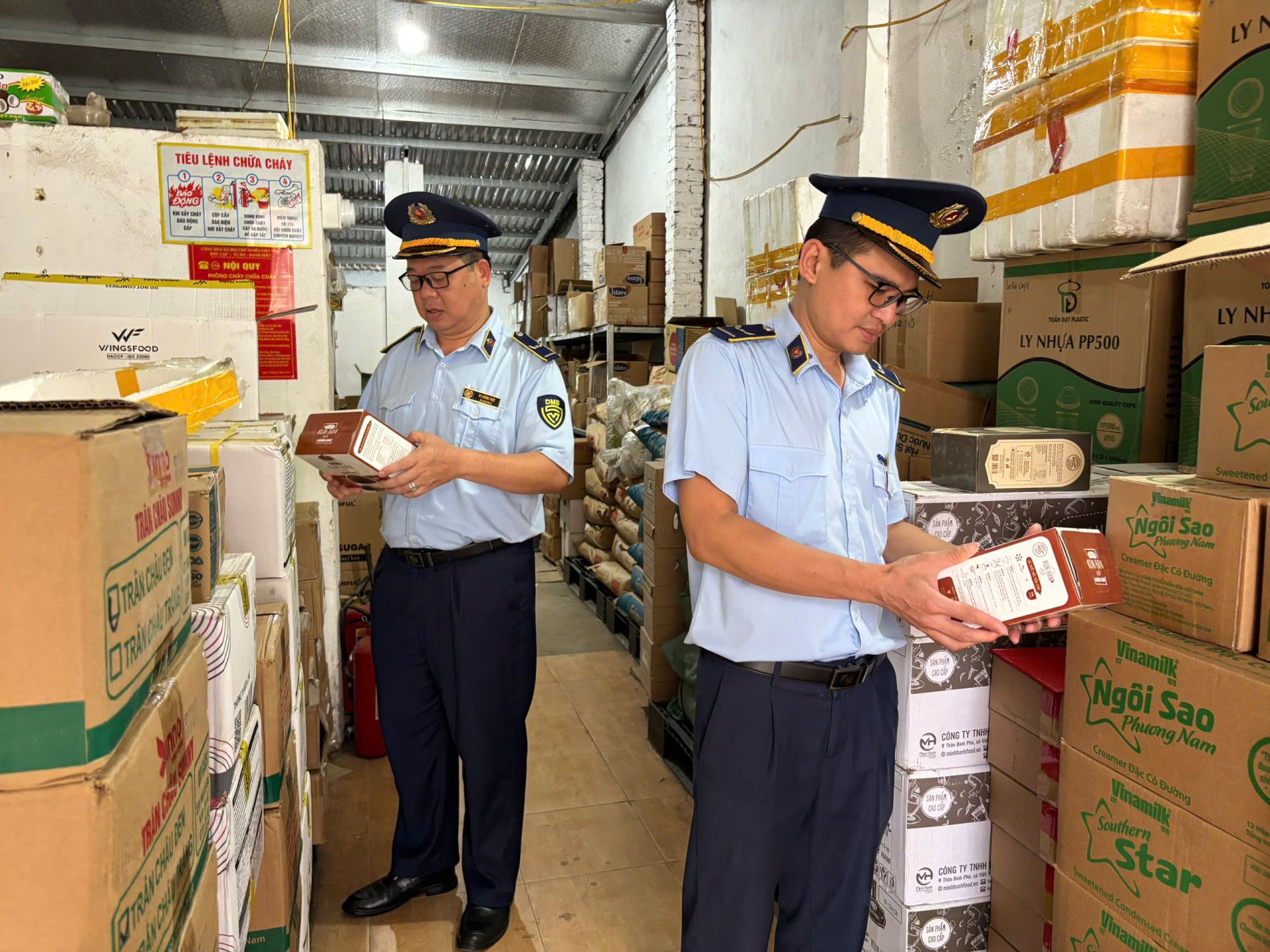 Lực lượng thuộc Đội Quản l&yacute; thị trường số 6 kiểm tra h&agrave;ng h&oacute;a tại cơ sở kinh doanh