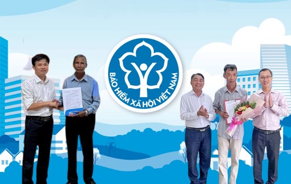Ông Bon Krong Ha Ty (trái) và ông Trương Công Lâm (phải) vui mừng nhận quyết định hưởng lương hưu sau quá trình tham gia BHXH Ông Bon Krong Ha Ty (trái) và ông Trương Công Lâm (phải) vui mừng nhận quyết định hưởng lương hưu sau quá trình tham gia BHXH