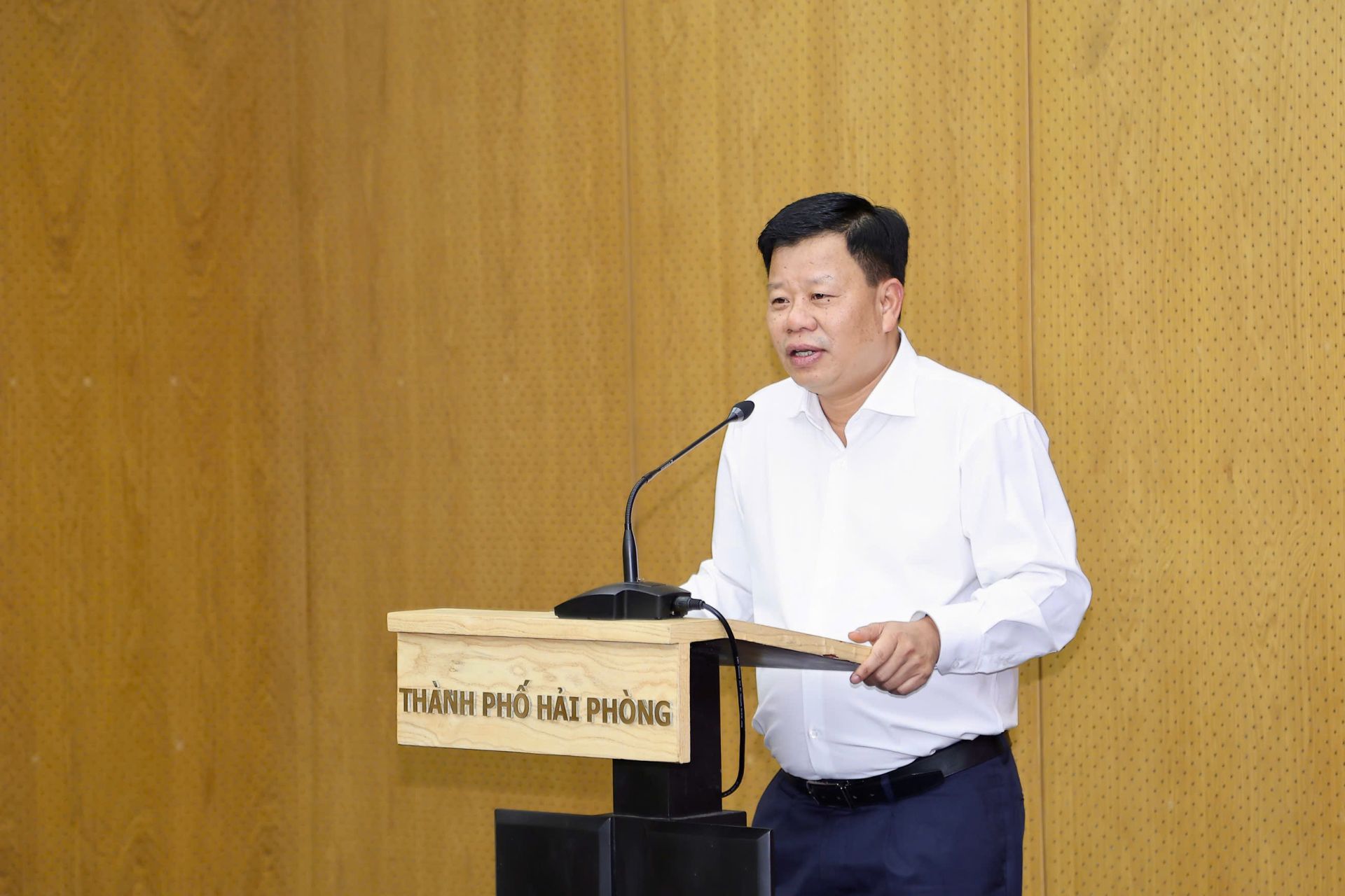 Đồng ch&iacute; L&ecirc; Trung Ki&ecirc;n, Ủy vi&ecirc;n Ban Thường vụ Th&agrave;nh ủy, Ph&oacute; Chủ tịch UBND th&agrave;nh phố ph&aacute;t biểu.