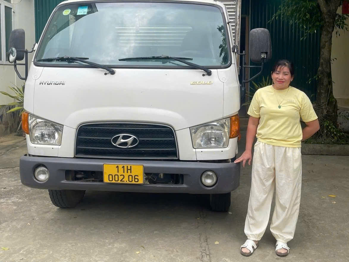 Trần Thị Ng&acirc;n c&ugrave;ng tang vật bị lực lượng Bi&ecirc;n ph&ograve;ng Cao Bằng bắt giữ. (Ảnh: Huy Dương)