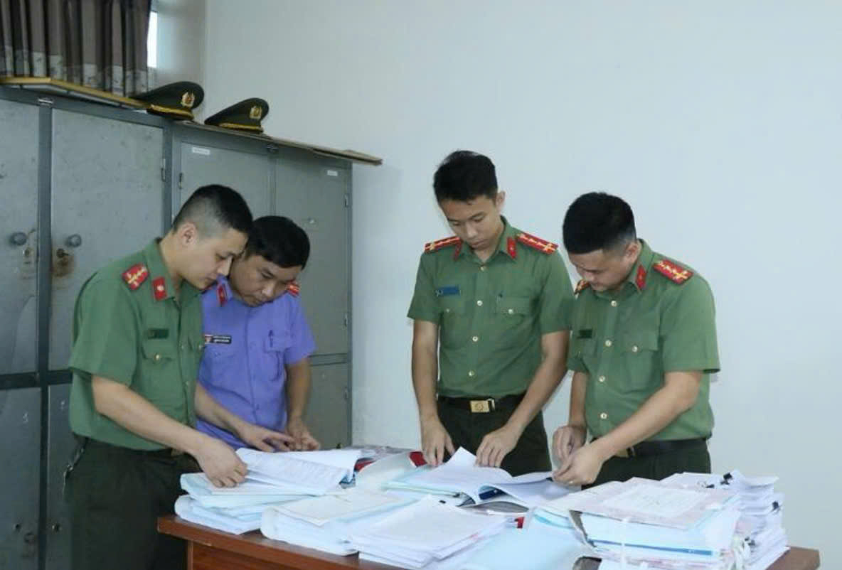 T&agrave;i liệu, hồ sơ li&ecirc;n quan vụ &aacute;n được cơ quan c&ocirc;ng an thu giữ phục vụ điều tra. (Ảnh: C&ocirc;ng an H&agrave; Tĩnh)