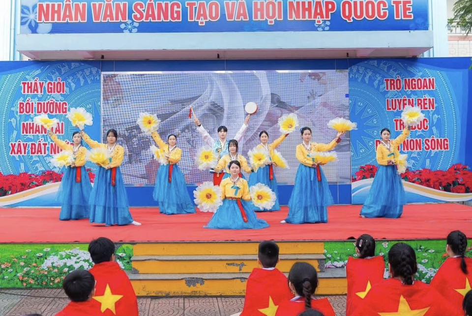 Tiết mục nghệ thuật đến từ Trường THCS Ng&ocirc; Quyền.