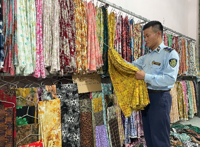 Lực lượng Đội QLTT số 4 kiểm tra lô hàng hóa. Ảnh: Quang Thuận. Lực lượng Đội QLTT số 4 kiểm tra lô hàng hóa. Ảnh: Quang Thuận.