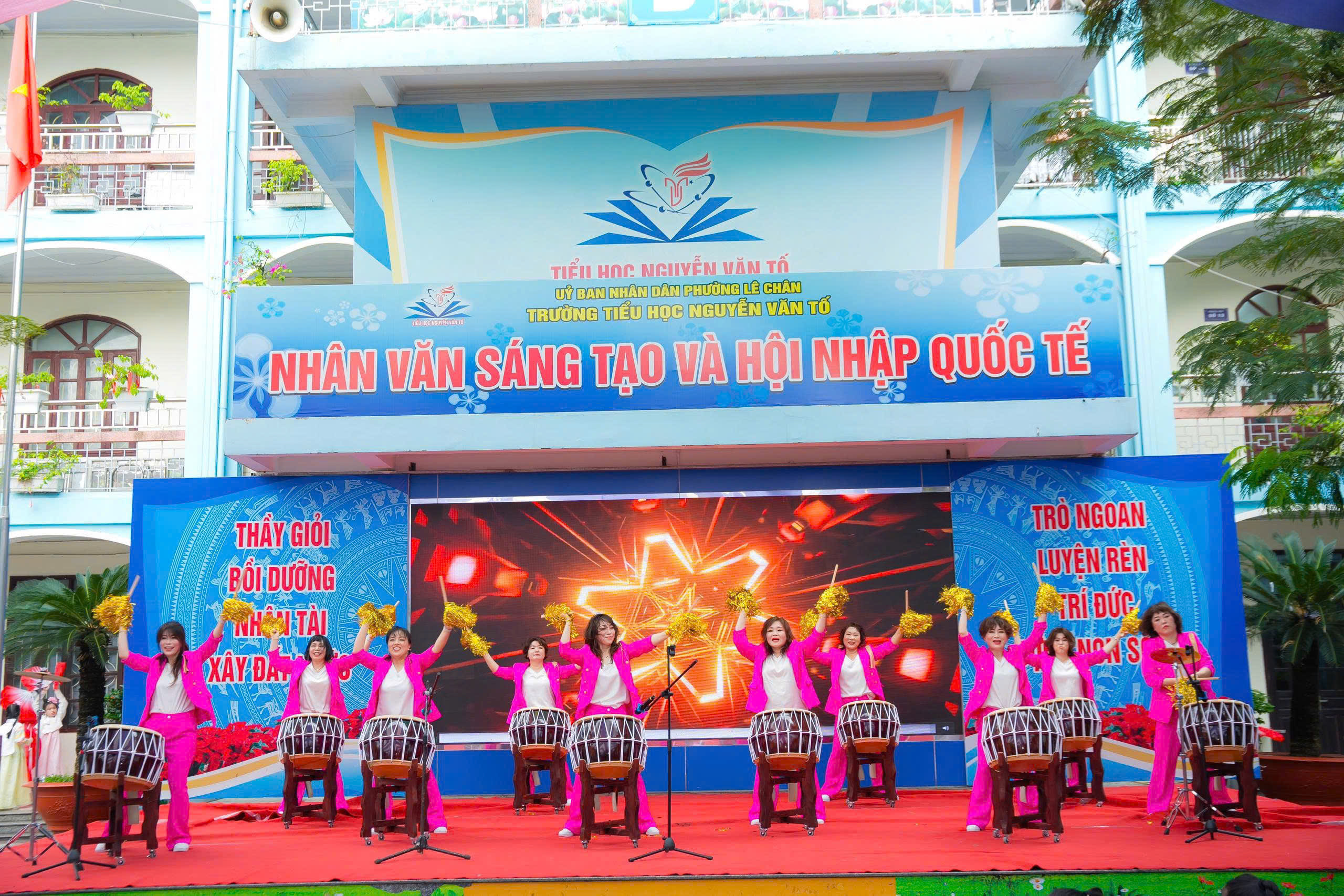 Tiết mục nghệ thuật s&ocirc;i động, gi&agrave;u bản sắc văn h&oacute;a do Đo&agrave;n nghệ thuật Bujihwa &ndash; H&agrave;n Quốc biểu diễn.