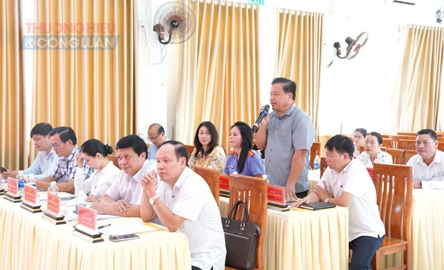 Đại diện c&aacute;c đơn vị tham gia g&oacute;p &yacute;, đề xuất c&aacute;c giải ph&aacute;p n&acirc;ng cao hiệu quả c&ocirc;ng t&aacute;c nội ch&iacute;nh, ph&ograve;ng chống tham nhũng, ti&ecirc;u cực.