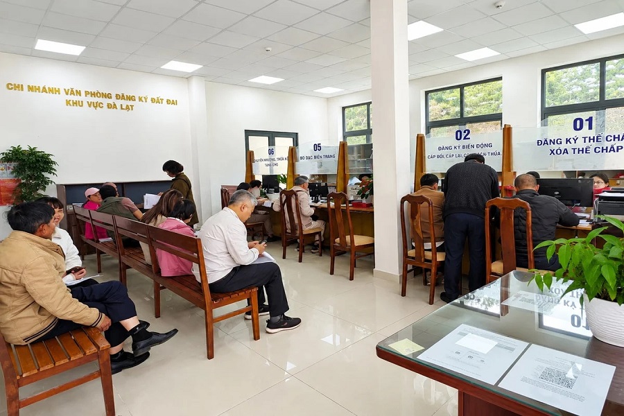 C&aacute;c thủ tục li&ecirc;n quan đến đăng k&yacute; đất đai, nghĩa vụ t&agrave;i ch&iacute;nh sẽ được thực hiện theo quy định mới về hệ số điều chỉnh gi&aacute; đất. Ảnh: Nhật Tiến.