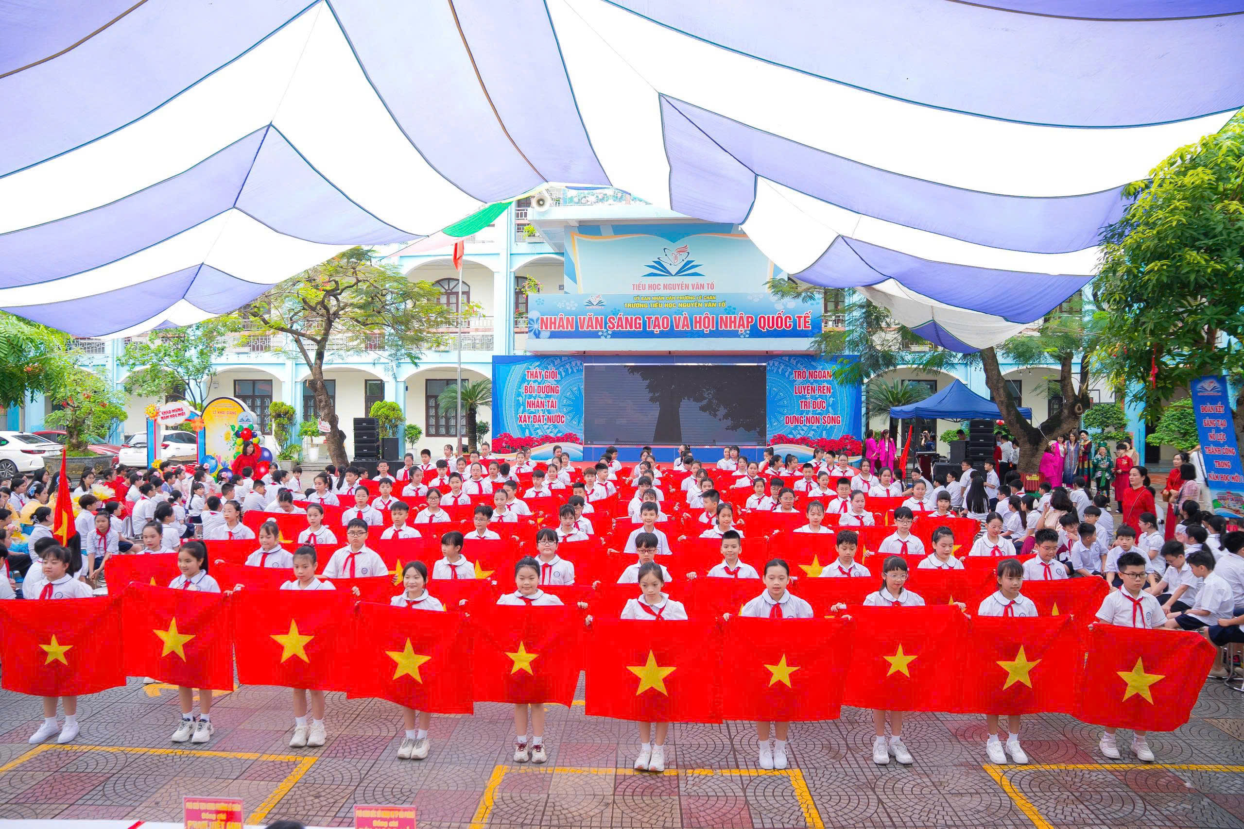 Tiết mục nghệ thuật do Trường Tiểu học Nguyễn Văn Tố thực hiện.