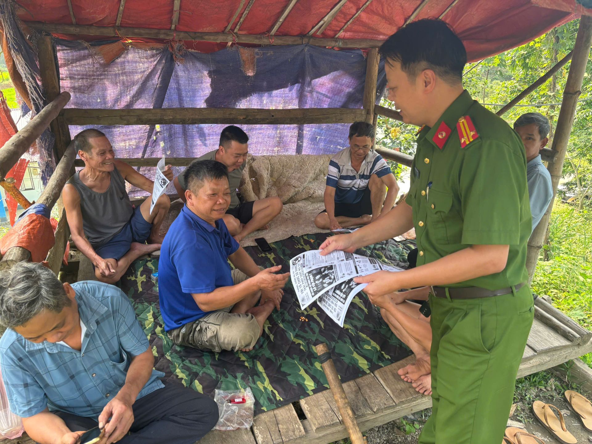 C&ocirc;ng an x&atilde; Thượng H&agrave; đ&atilde; tổ chức tuy&ecirc;n truyền lưu động, ph&aacute;t tờ rơi đến tay người d&acirc;n