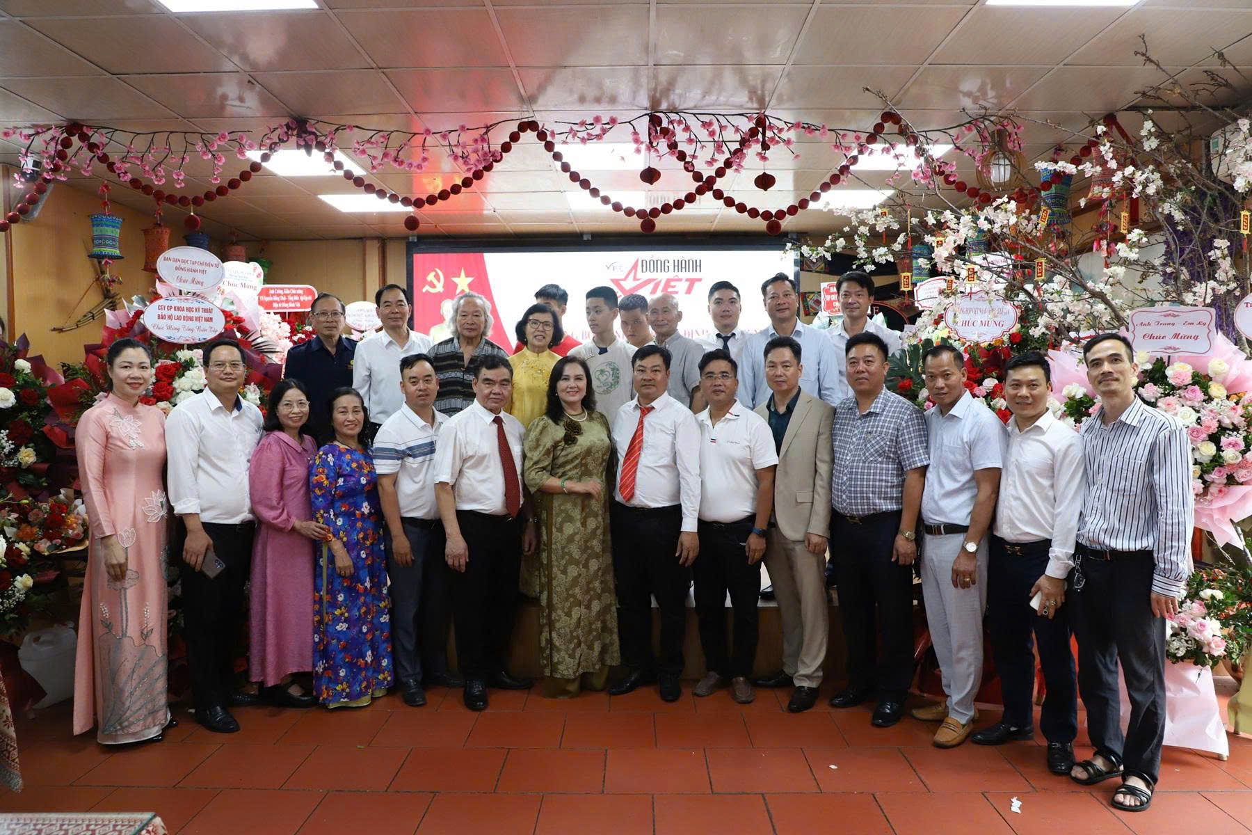 Lãnh đạo Li&ecirc;n hi&ecirc;̣p h&ocirc;̣i chụp ảnh lưu ni&ecirc;̣m cùng Tạp chí