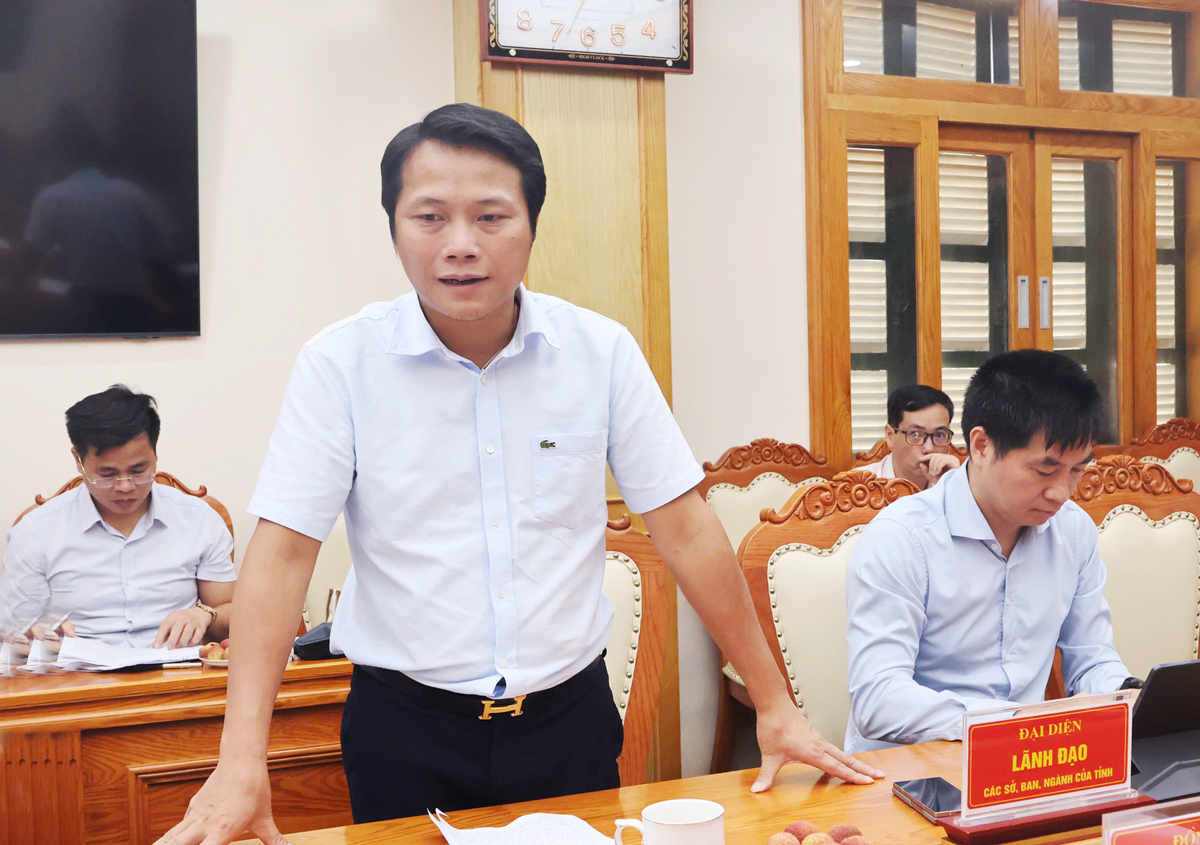 Phó Giám đốc Sở Xây dựng Nguyễn Tuấn Dũng báo cáo tình hình phát triển NOXH trên địa bàn tỉnh. Phó Giám đốc Sở Xây dựng Nguyễn Tuấn Dũng báo cáo tình hình phát triển NOXH trên địa bàn tỉnh.