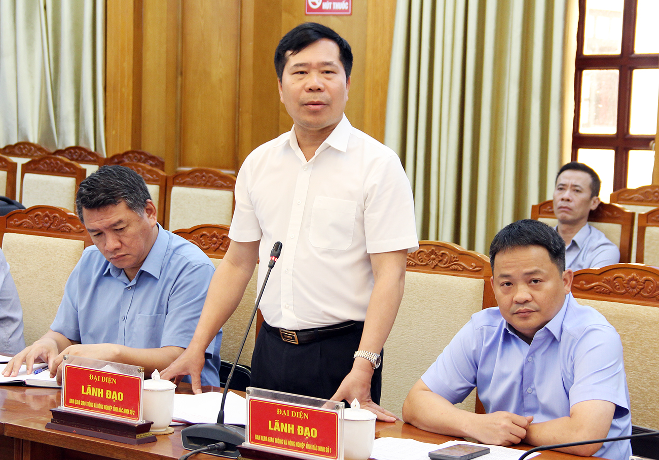 Đại diện lãnh đạo Ban Quản lý dự án Giao thông và Nông nghiệp tỉnh Bắc Ninh số 2 nêu những khó khăn về giá vật liệu xây dựng tại hội nghị. Đại diện lãnh đạo Ban Quản lý dự án Giao thông và Nông nghiệp tỉnh Bắc Ninh số 2 nêu những khó khăn về giá vật liệu xây dựng tại hội nghị.
