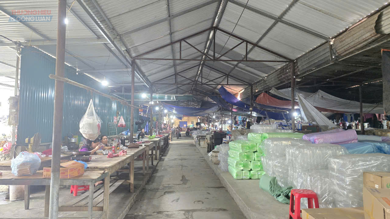 Khu vực chợ d&acirc;n sinh b&agrave;y b&aacute;n thực phẩm tr&ecirc;n địa b&agrave;n x&atilde; Lục Y&ecirc;n, tỉnh L&agrave;o Cai