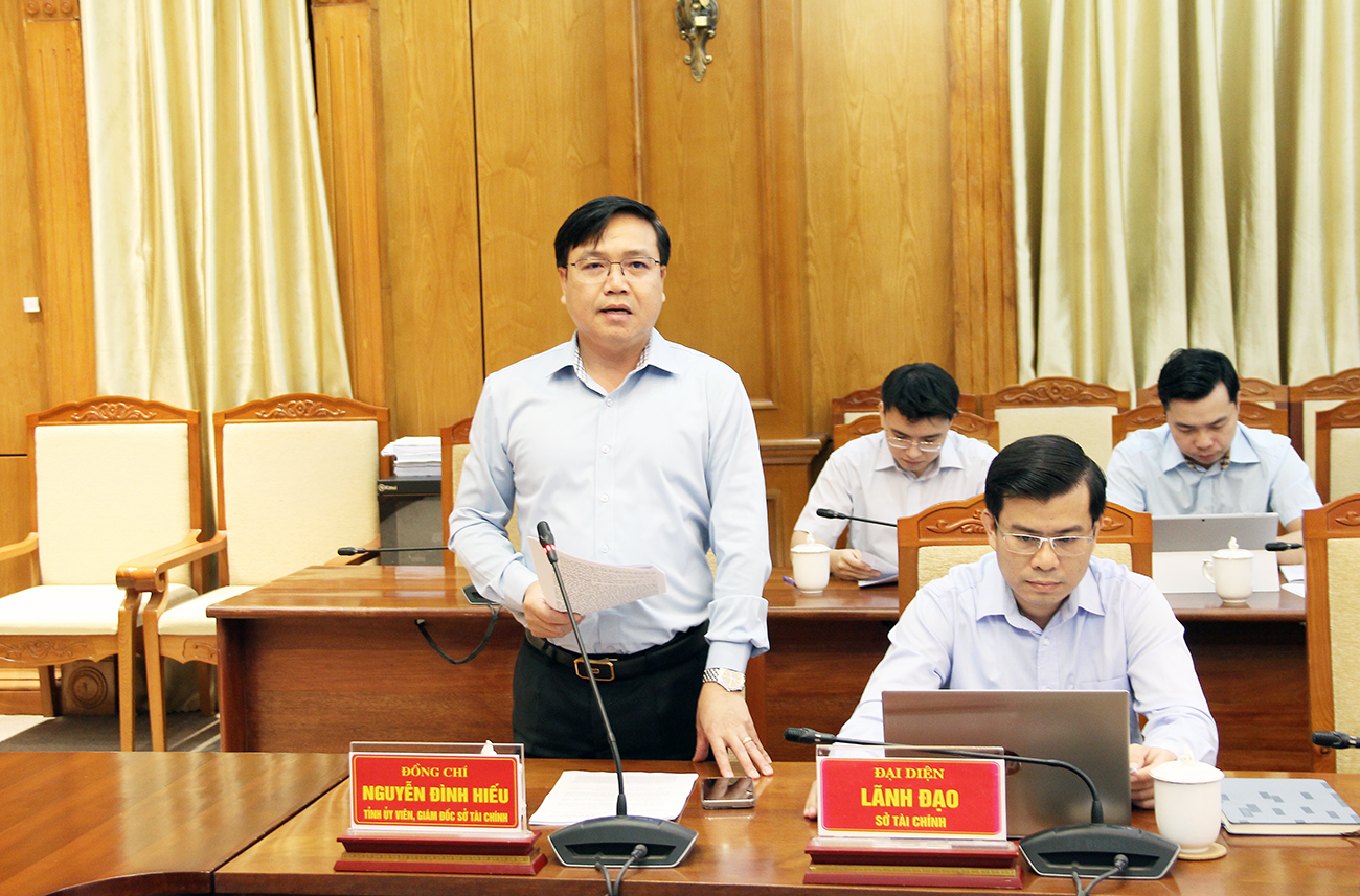 Giám đốc Sở Tài chính Nguyễn Đình Hiếu báo cáo tình hình giải ngân vốn đầu tư công tại hội nghị. Giám đốc Sở Tài chính Nguyễn Đình Hiếu báo cáo tình hình giải ngân vốn đầu tư công tại hội nghị.