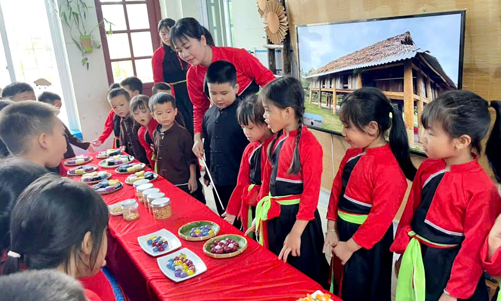 Gi&aacute;o vi&ecirc;n Trường Mầm non Xu&acirc;n Lương hướng dẫn học sinh t&igrave;m hiểu văn h&oacute;a truyền thống của đồng b&agrave;o d&acirc;n tộc Cao Lan.