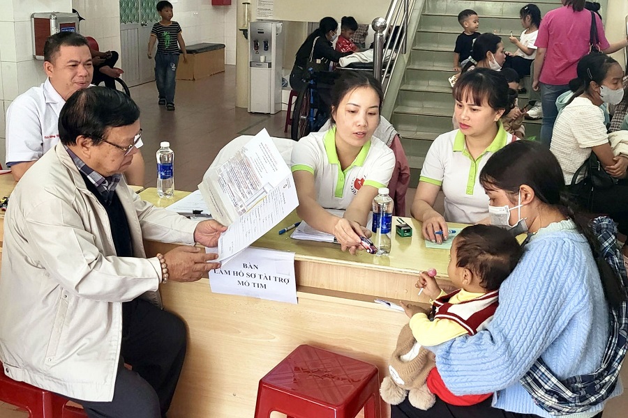 Hội Bảo trợ Bệnh nh&acirc;n ngh&egrave;o - Người khuyết tật v&agrave; Bảo vệ quyền trẻ em tỉnh L&acirc;m Đồng xem x&eacute;t l&agrave;m hồ sơ t&agrave;i trợ mổ tim cho c&aacute;c trường hợp kh&oacute; khăn