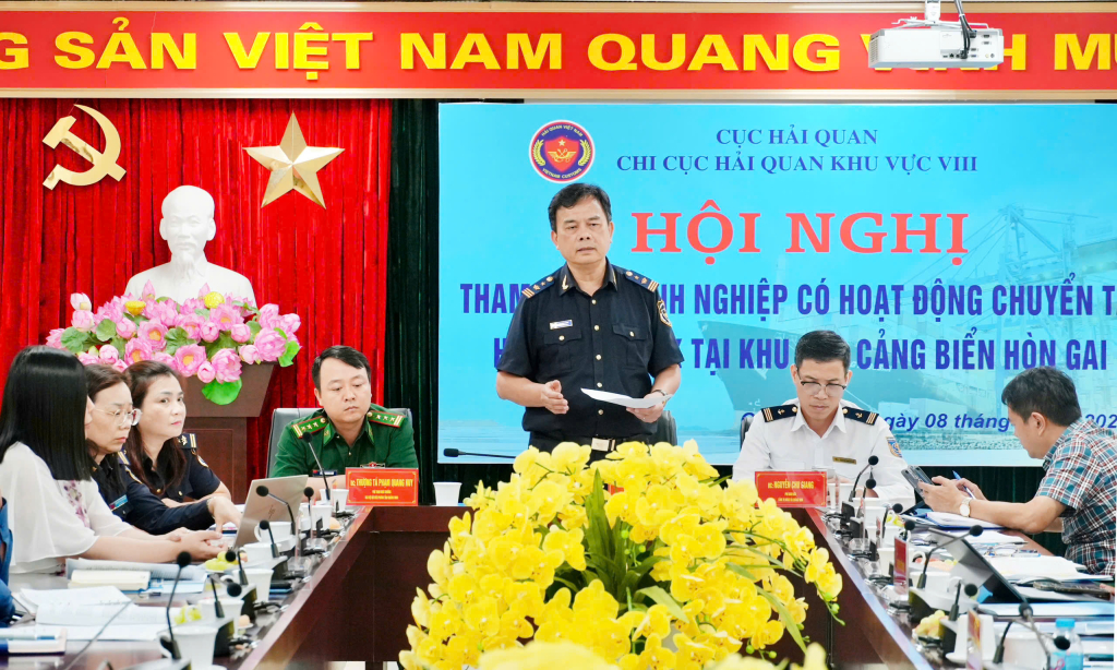 Tham vấn doanh nghiệp có hoạt động chuyển tải hàng hóa xuất nhập khẩu tại khu vực cảng biển Hòn Gai