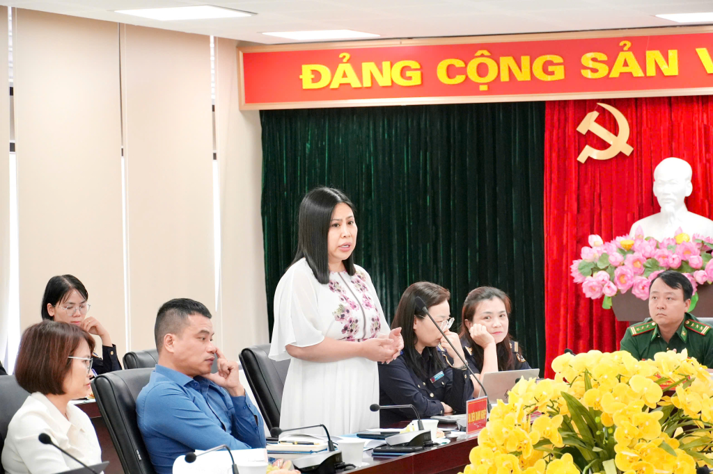 Đại diện C&ocirc;ng ty TNHH Đại l&yacute; m&ocirc;i giới vận tải biển quốc tế đề xuất &yacute; kiến tại hội nghị