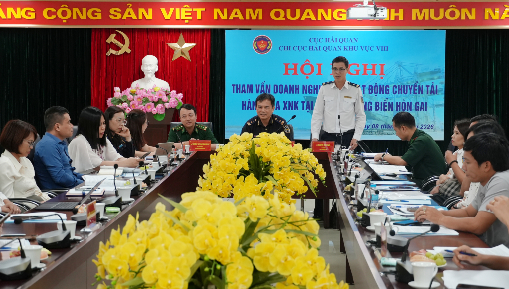 L&atilde;nh đạo Cảng vụ H&agrave;ng hải Quảng Ninh ph&aacute;t biểu tại hội nghị