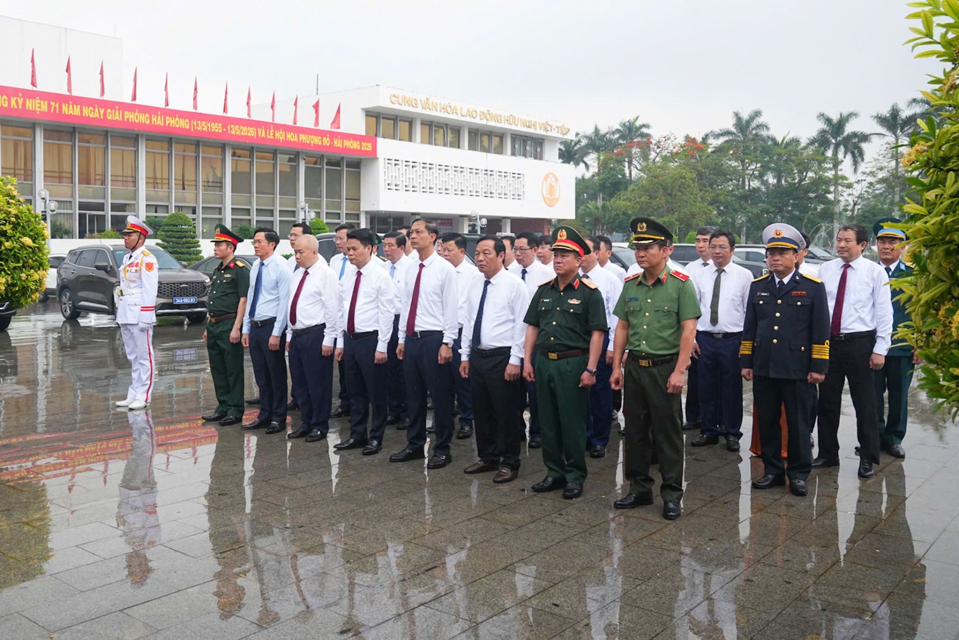 Đo&agrave;n đến d&acirc;ng hương tại Đ&agrave;i tưởng niệm đồng ch&iacute; Nguyễn Đức Cảnh trong khu&ocirc;n vi&ecirc;n Cung Văn h&oacute;a lao động hữu nghị Việt Tiệp.