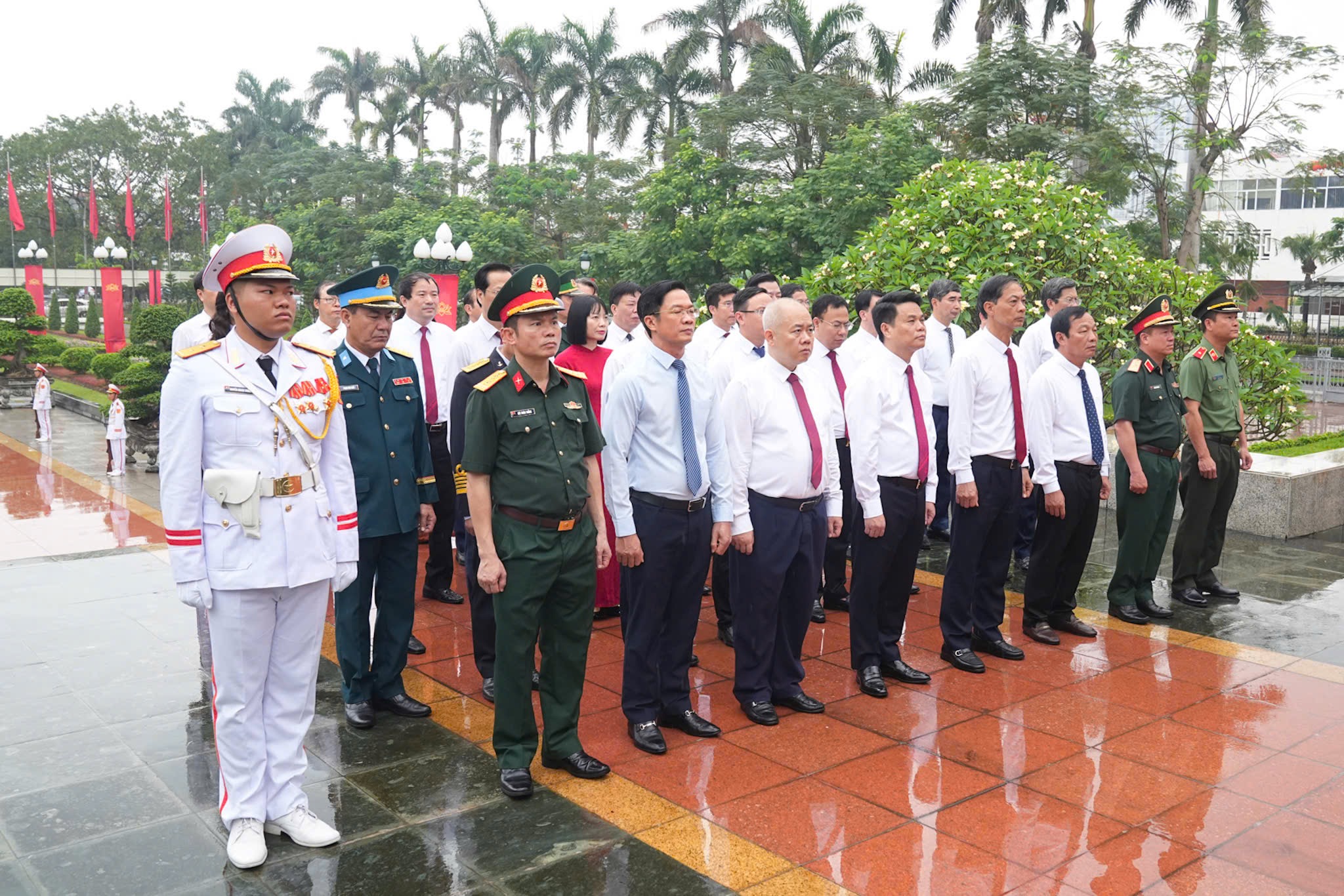 Đo&agrave;n đại biểu l&atilde;nh đạo th&agrave;nh phố d&acirc;ng hương tại Đ&agrave;i tưởng niệm c&aacute;c Anh h&ugrave;ng liệt sỹ th&agrave;nh phố.