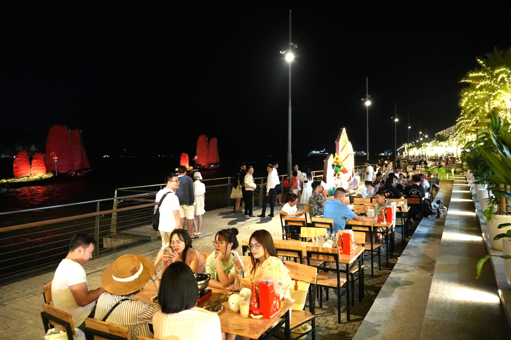 Phố đi bộ Vui Fest thu h&uacute;t đ&ocirc;ng du kh&aacute;ch đến trải nghiệm, vui chơi