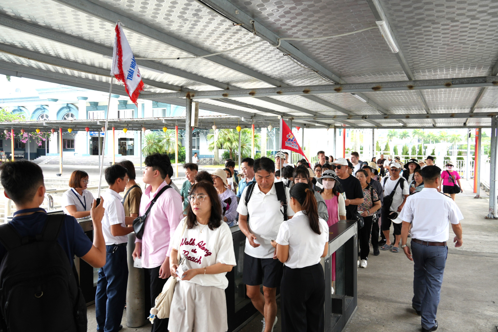 Gần 8,2 triệu lượt khách du lịch đến Quảng Ninh trong 4 tháng đầu năm