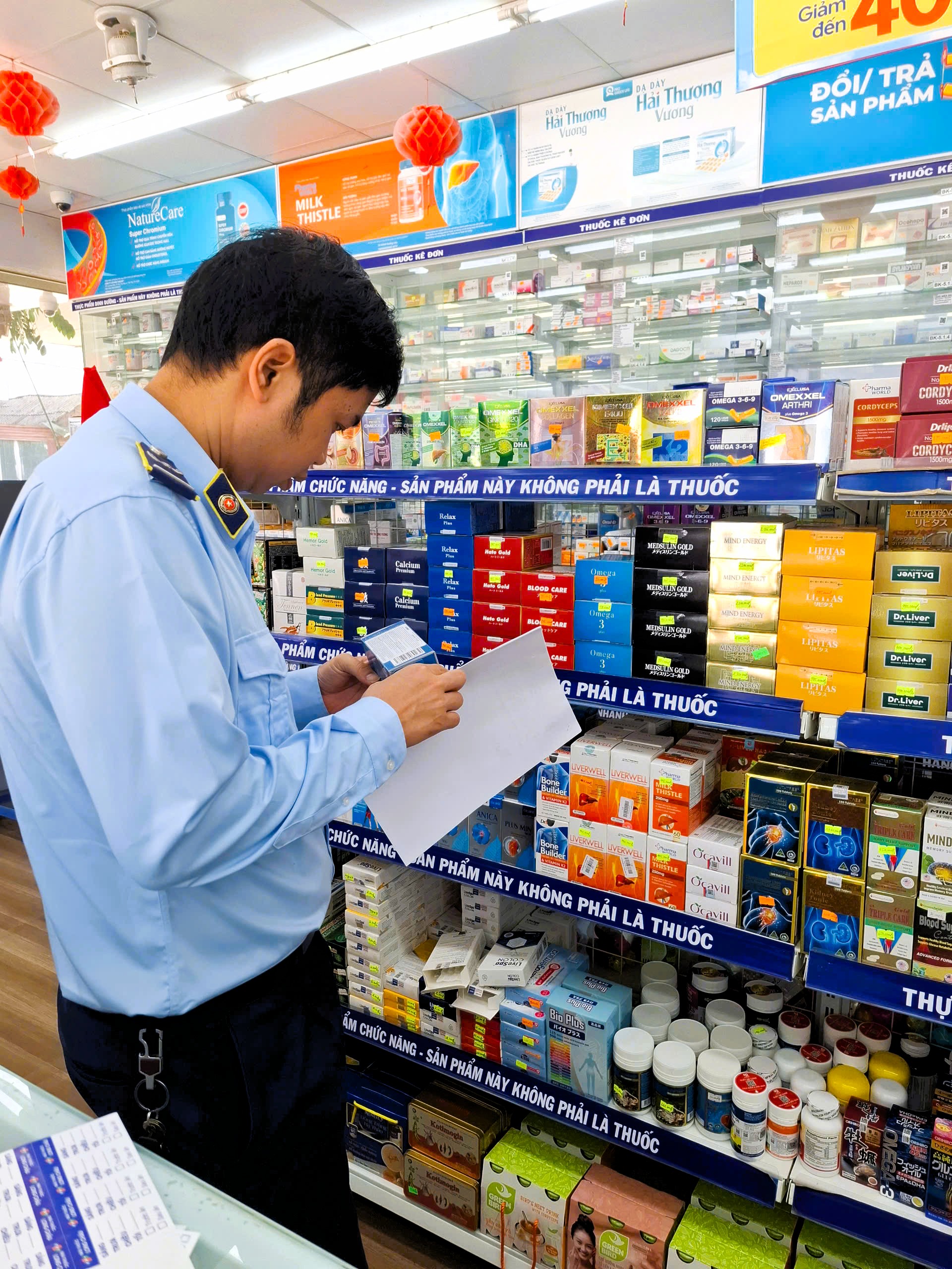 Tăng cường nắm tình hình thị trường, tập trung kiểm tra các tuyến, địa bàn trọng điểm, nhất là khu vực cửa khẩu, chợ đầu mối, kho hàng, cơ sở kinh doanh mỹ phẩm, thực phẩm chức năng và các hoạt động kinh doanh trên môi trường mạng Tăng cường nắm tình hình thị trường, tập trung kiểm tra các tuyến, địa bàn trọng điểm, nhất là khu vực cửa khẩu, chợ đầu mối, kho hàng, cơ sở kinh doanh mỹ phẩm, thực phẩm chức năng và các hoạt động kinh doanh trên môi trường mạng
