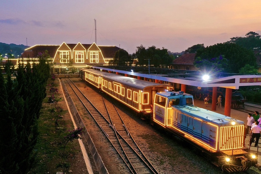 Năm 2025, ga Đ&agrave; Lạt đ&atilde; đ&oacute;n hơn 480.700 lượt kh&aacute;ch tham quan v&agrave; phục vụ gần 196.600 lượt h&agrave;nh kh&aacute;ch đi t&agrave;u