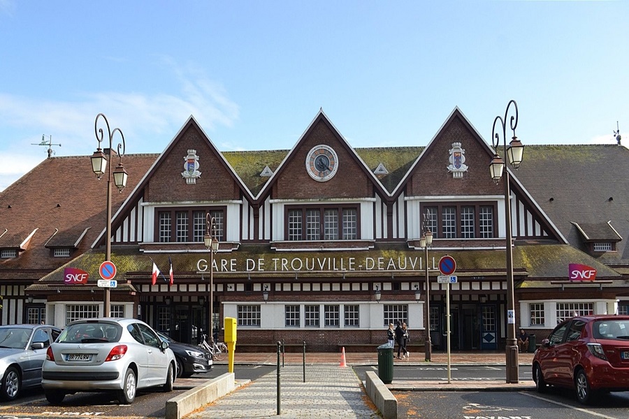 Nh&agrave; ga Trouville-Deauville ở v&ugrave;ng Normandie (Ph&aacute;p)