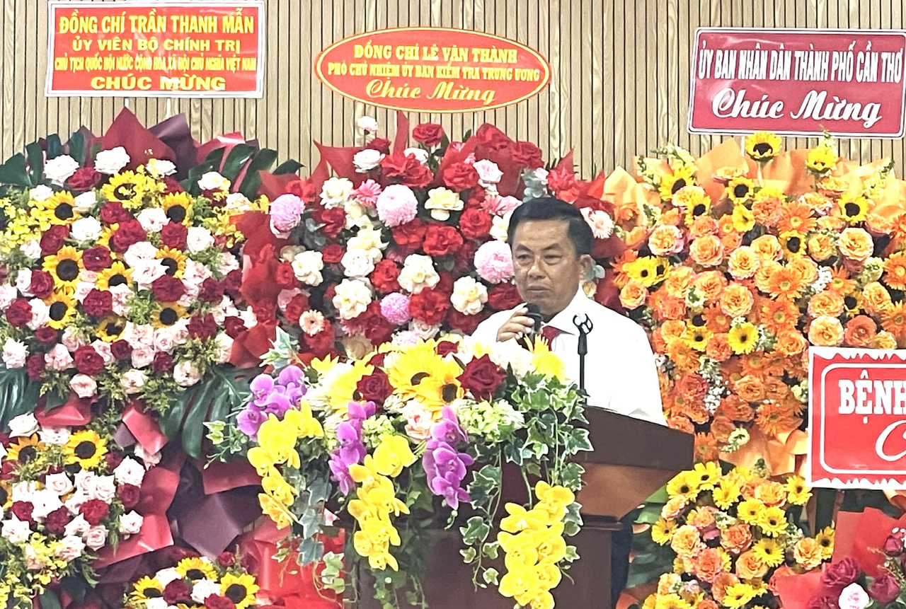 BSCKII Nguyễn Minh Vũ Giám đốc Bệnh viện Đa khoa Trung ương Cần Thơ phát biểu Tổng kết 2 năm triển khai ghép thận BSCKII Nguyễn Minh Vũ Giám đốc Bệnh viện Đa khoa Trung ương Cần Thơ phát biểu Tổng kết 2 năm triển khai ghép thận