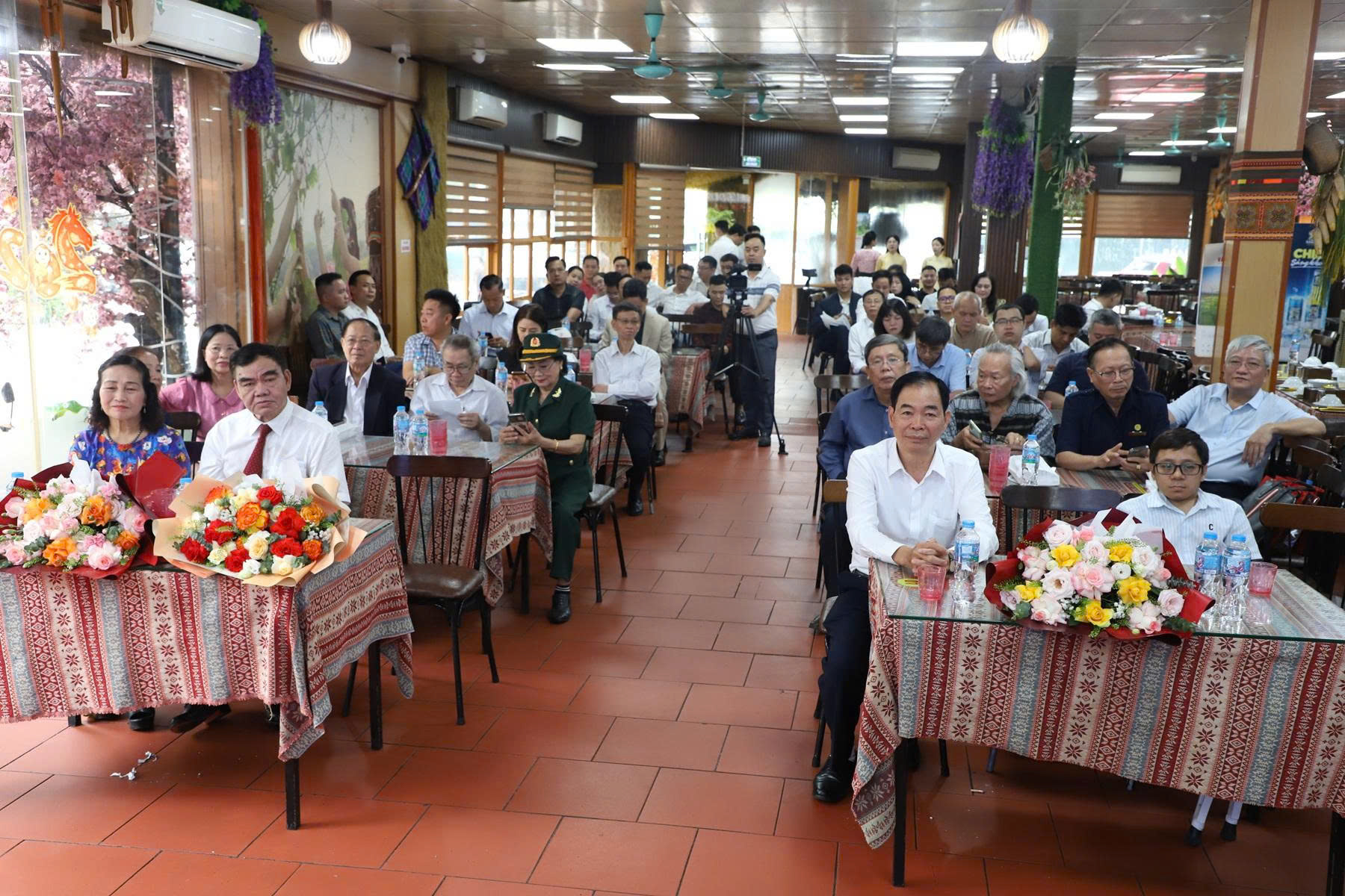 Quang cảnh bu&ocirc;̉i l&ecirc;̃