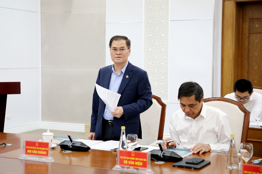 Ông Bùi Văn Khắng, Phó Bí thư Tỉnh ủy, Chủ tịch UBND tỉnh Quảng Ninh, báo cáo tại buổi làm việc Ông Bùi Văn Khắng, Phó Bí thư Tỉnh ủy, Chủ tịch UBND tỉnh Quảng Ninh, báo cáo tại buổi làm việc
