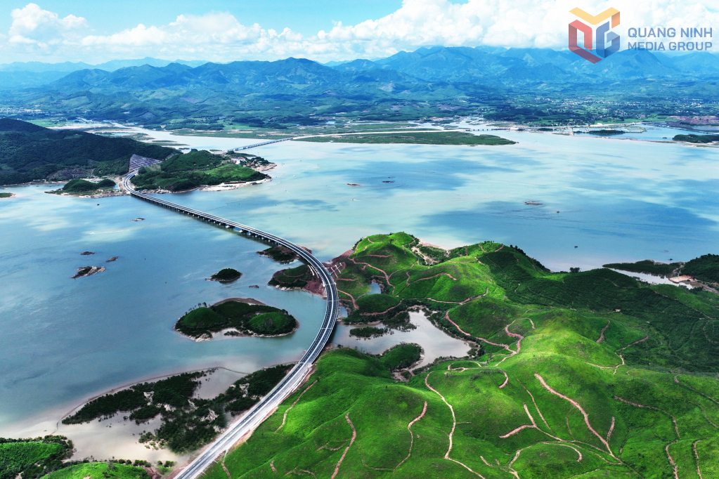 Cao tốc V&acirc;n Đồn - M&oacute;ng C&aacute;i đ&atilde; v&agrave; đang th&uacute;c đẩy hoạt động du lịch, xuất nhập khẩu, ph&aacute;t triển kinh tế - x&atilde; hội ở nhiều địa phương trong tỉnh Quảng Ninh