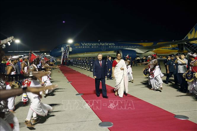 Thủ tướng Sri Lanka Harini Amarasuriya đón Tổng Bí thư, Chủ tịch nước Tô Lâm tại sân bay quốc tế Bandaranaike. Ảnh: Thống Nhất/TTXVN Thủ tướng Sri Lanka Harini Amarasuriya đón Tổng Bí thư, Chủ tịch nước Tô Lâm tại sân bay quốc tế Bandaranaike. Ảnh: Thống Nhất/TTXVN