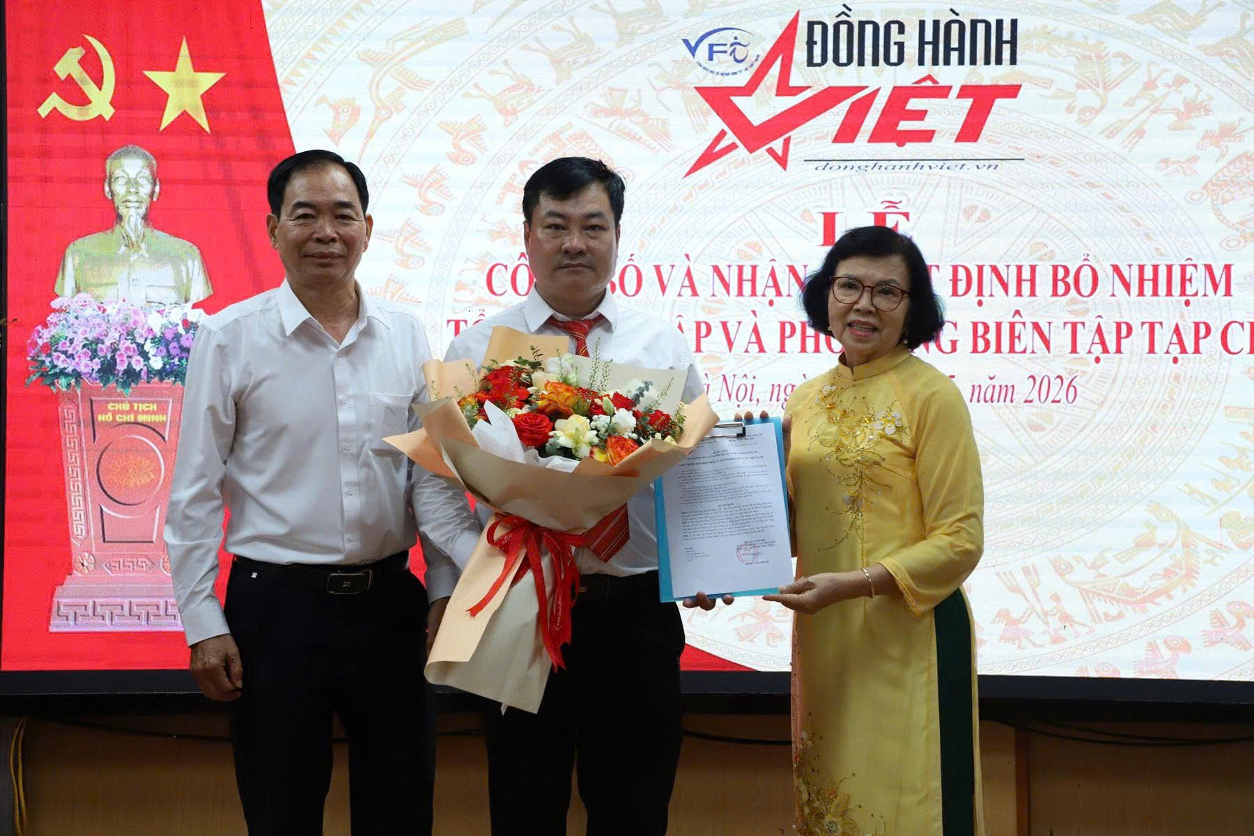 Nh&agrave; gi&aacute;o Nh&acirc;n d&acirc;n, Tiến sĩ Đặng Huỳnh Mai - Chủ tịch Li&ecirc;n hiệp hội về người khuyết tật Việt Nam cùng &ocirc;ng Đặng Văn Thanh - Phó Chủ tịch Li&ecirc;n hiệp hội trao quy&ecirc;́t định b&ocirc;̉ nhi&ecirc;̣m &ocirc;ng Nguyễn Hồng Th&aacute;i giữ chức Tổng Bi&ecirc;n tập tạp chí nhi&ecirc;̣m kỳ 2026-2031.