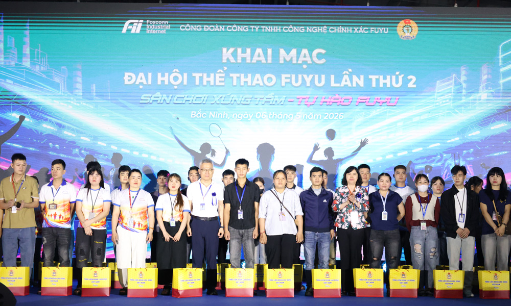 Đồng ch&iacute; Trần Thị Hằng trao qu&agrave; cho c&ocirc;ng nh&acirc;n, lao động c&oacute; ho&agrave;n cảnh kh&oacute; khăn.