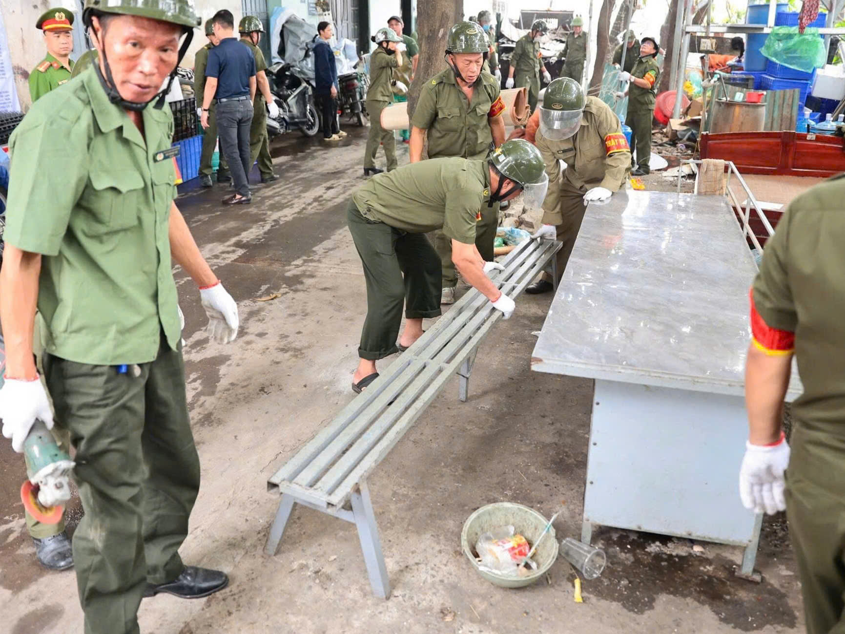 Lực lượng chức năng kiểm tra, xử l&yacute; vi phạm trật tự đ&ocirc; thị quanh khu vực chợ c&aacute; tự ph&aacute;t lớn nhất H&agrave; Nội.