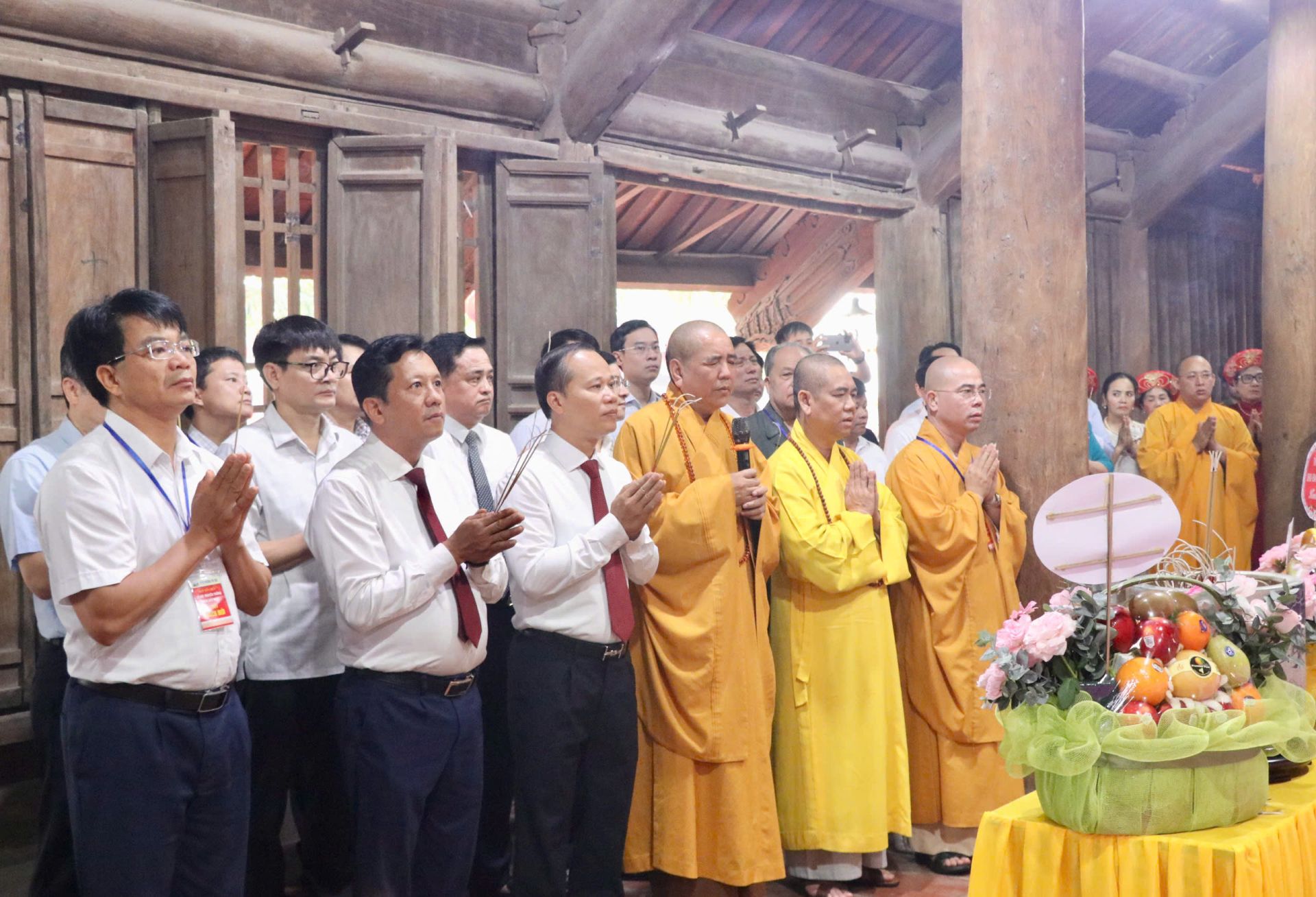 C&aacute;c đại biểu thực hiện lễ d&acirc;ng hương tại ch&ugrave;a B&uacute;t Th&aacute;p