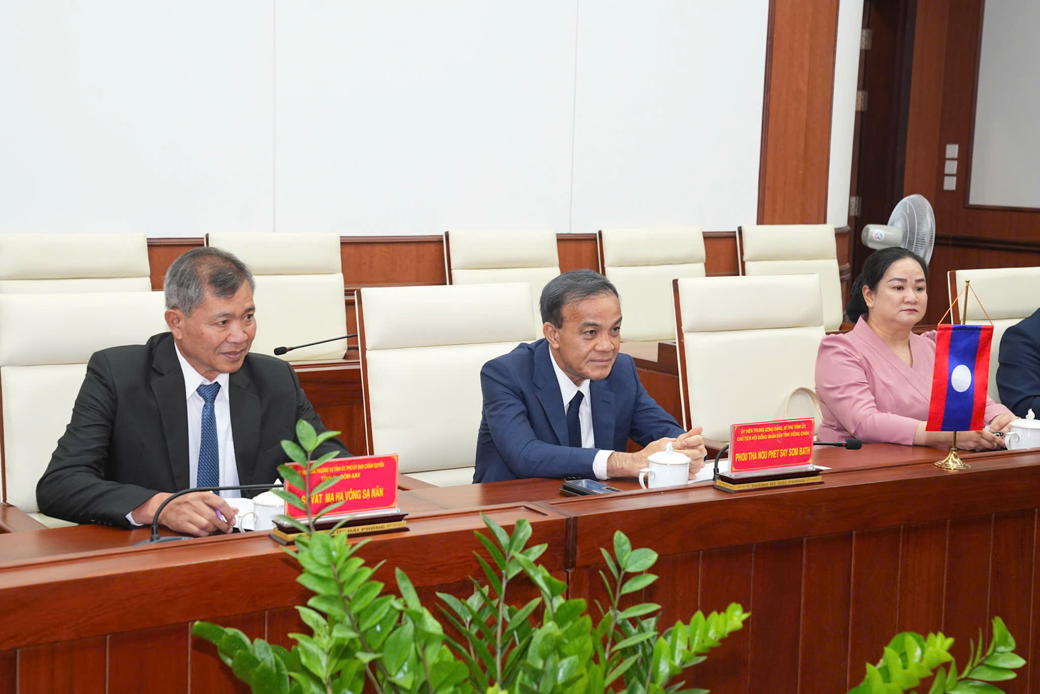 C&aacute;c đồng ch&iacute; Phu Tha N&acirc;u Ph&eacute;t X&acirc;y X&ocirc;m Bạt, B&iacute; thư Tỉnh ủy Vi&ecirc;ng Chăn, Sụ Vắt Mạ Ha V&ocirc;ng Sạ Năn, Ph&oacute; Chủ tịch Ủy ban Ch&iacute;nh quyền tỉnh U-đ&ocirc;m-xay tin tưởng rằng chuyến thăm n&agrave;y sẽ mở ra nhiều cơ hội hợp t&aacute;c với Hải Ph&ograve;ng.