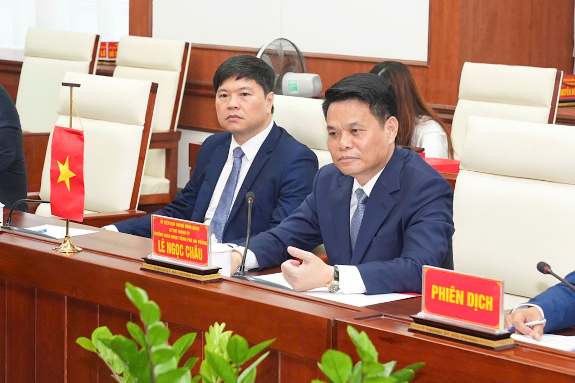 Đồng ch&iacute; B&iacute; thư Th&agrave;nh ủy L&ecirc; Ngọc Ch&acirc;u th&ocirc;ng tin về định hướng ph&aacute;t triển của Hải Ph&ograve;ng.