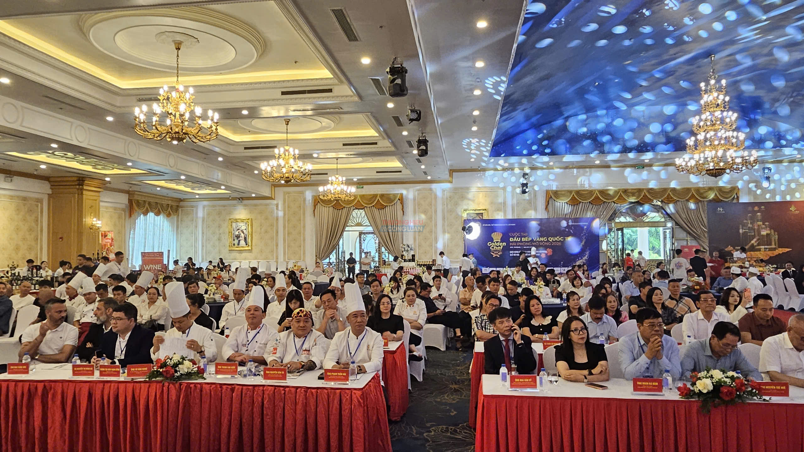 Đại biểu, ban gi&aacute;m khảo v&agrave; c&aacute;c đội thi.