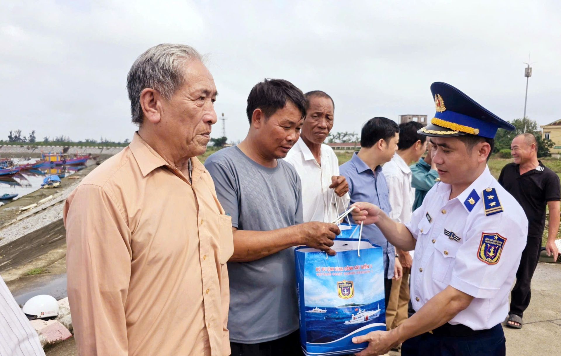 Ảnh 2, 3: Đại diện Bộ Tư lệnh V&ugrave;ng Cảnh s&aacute;t biển 1 phối hợp cấp ủy, ch&iacute;nh quyền địa phương trao qu&agrave;, động vi&ecirc;n ngư d&acirc;n y&ecirc;n t&acirc;m vươn khơi b&aacute;m biển, chung tay chống khai th&aacute;c IUU.