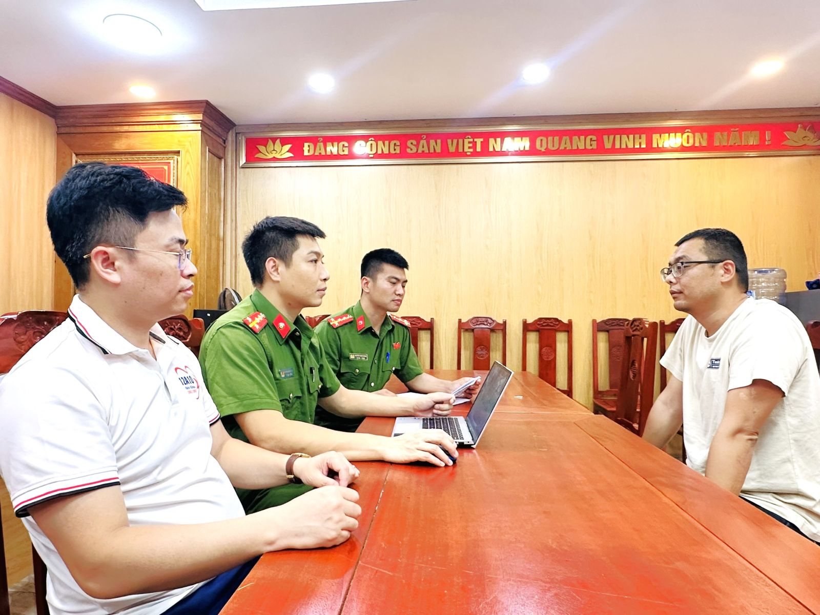 Đối tượng Huang Qi Lei (tức Hoàng Khởi Lôi) Đối tượng Huang Qi Lei (tức Hoàng Khởi Lôi)